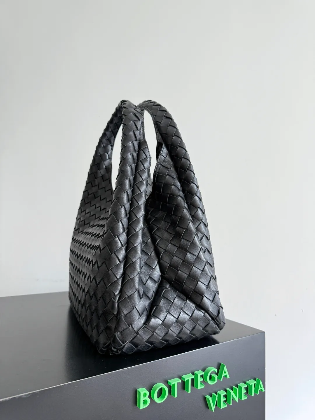 Batch 2760 new products are coming! BOTTEGA VENETA Bottega Veneta's 2025 new Campana shoulder bag is on the market~ First of all, I would like to praise the weight of this bag. As a not too small bag, it is very light for daily use. For people like me who need to carry a lot of belongings when going out, this advantage is great, and it greatly reduces the burden of traveling. 🛍️The shape is a bit like a combination of parachute and jodie. The blunt triangle shape is cute and honest. Carrying it on your back when going shopping is a good mood accelerator. The handles and body of the bag are both classic weaves. A tie is added to the original open design. If it is not tied up, the bag will look like a small vegetable basket when carried. Style number: 844250 Size: 39*24*18.5cm